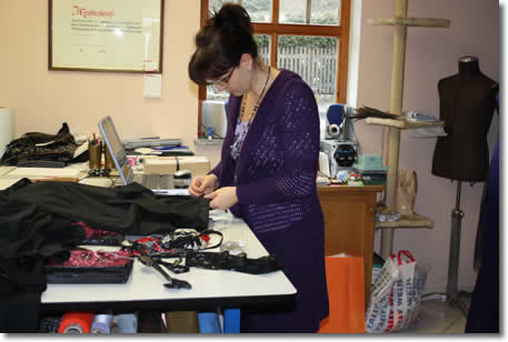 Frau Weiß im Atelier